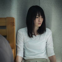 死んだ魚の目で遠くを見つめる憂鬱な女性の失恋の写真