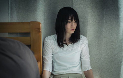 死んだ魚の目で遠くを見つめる憂鬱な女性の失恋