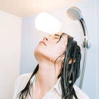 蛇口をひねったら頭からシャワーを浴びる失恋女子の写真