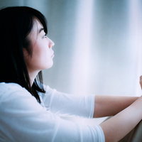 失恋してアルコールに逃げる結婚適齢期の女性の写真