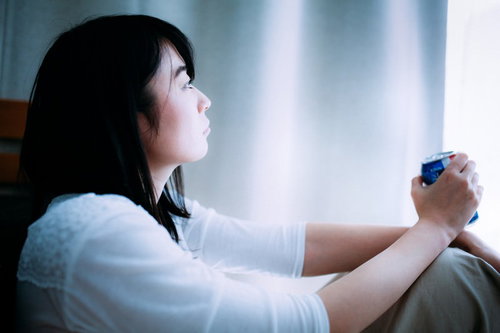 失恋してアルコールに逃げる結婚適齢期の女性