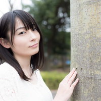 公園で宣材写真を撮られる失恋女子モデルの卵の写真