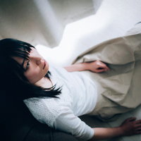 辛い記憶が忘れられない失恋女子の悲しみと苦悩の写真