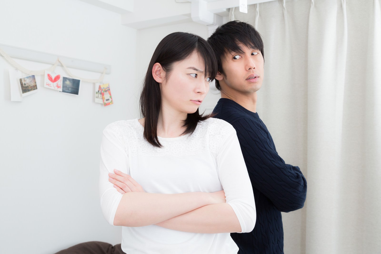背を向けて対立する男性と女性の夫婦喧嘩シーン［モデル：たけべともこ 大川竜弥］