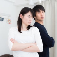 意見の不一致で背を向ける夫婦喧嘩、険悪な雰囲気の夫婦問題の写真
