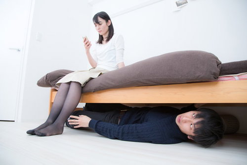 ベッドの下に隠れる元カレのストーカー