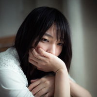 相手から切り出された別れを受け入れられない女性の落ち込む仕草の写真