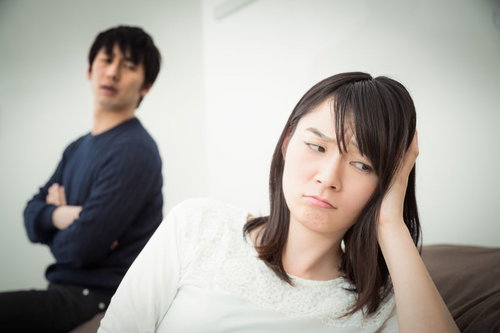 なんでこんな男好きになっちゃったんだろう...と悩む女性と背後の男性