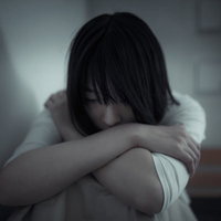 絶望して立ち直れない失恋女子が体育座りで抱え込むの写真