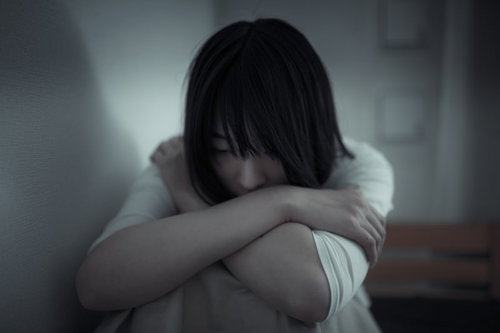 絶望して立ち直れない失恋女子が体育座りで抱え込む