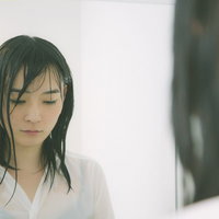 土砂降りの中傘をささずに帰宅した雨女の横顔の写真