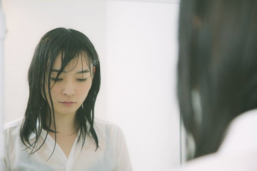 土砂降りの中傘をささずに帰宅した雨女の横顔