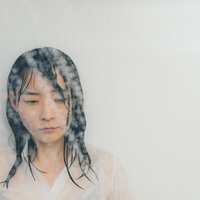 シャワーを浴びながら涙を流す失恋女子の悲しみの写真