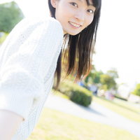 彼女と公園デートなう、手をつなぐロングヘア女性の写真