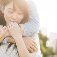 後ろからギュッとね!恋人に抱きしめられるラブラブ女子の写真