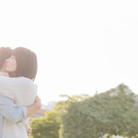 大好きな彼氏とハグ、逆光の中で抱きしめるカップルの写真