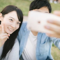 彼氏と思い出を自撮りするラブラブ女子のペアショットの写真