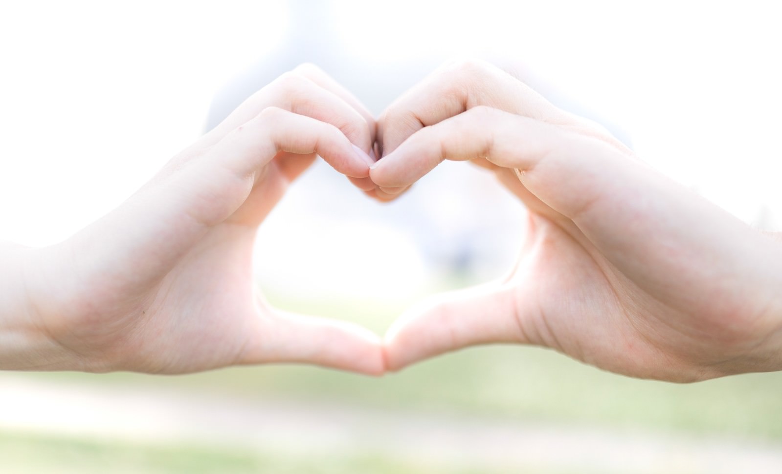 両手でハートの形を作っている様子［モデル：たけべともこ］