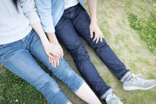 彼がデート中に手を重ねてきた瞬間、芝生の上での二人