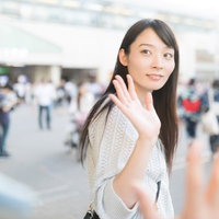 駅前で彼女とお別れするバイバイのシーン、手を振る別れ際の写真