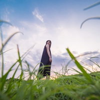 草むらから見上げる失恋女子のローアングルの写真