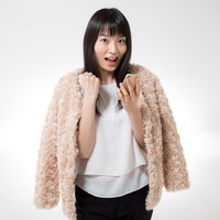 当選メールが来てガッツポーズする喜ぶ女性の写真