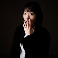 見ちゃった、年収低すぎ、驚く女性の写真