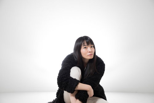 遠くを見つめながら休憩する女性の視線と思考の表情