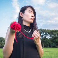 運命の赤い糸で結ばれたい結婚適齢期の女性の写真