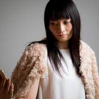 彼氏の既読を常にチェックするニヤリ顔の彼女の写真