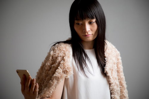 彼氏の既読を常にチェックするニヤリ顔の彼女