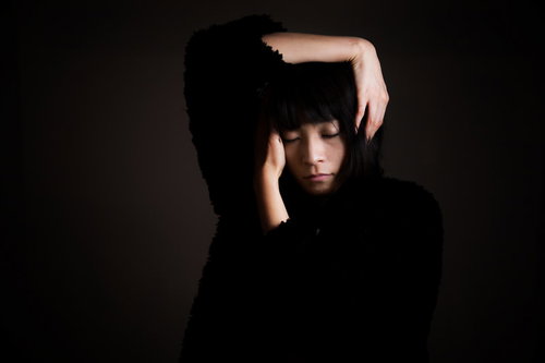 なにか嫌なことがあると不思議なポーズで黙る先輩の悩み