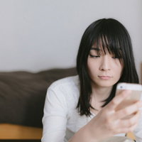 彼との思い出をスマホアプリで出品する失恋女子の写真