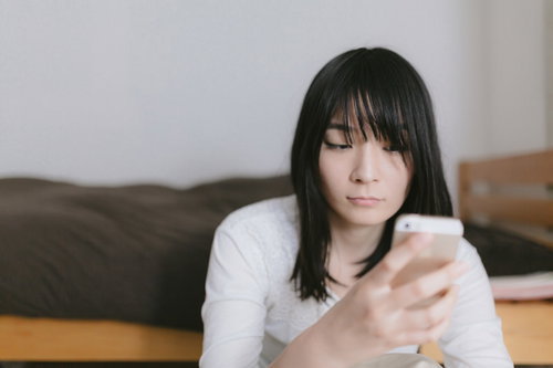 彼との思い出をスマホアプリで出品する失恋女子