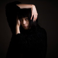 月曜日の気持ちをイメージした無表情の女性の写真