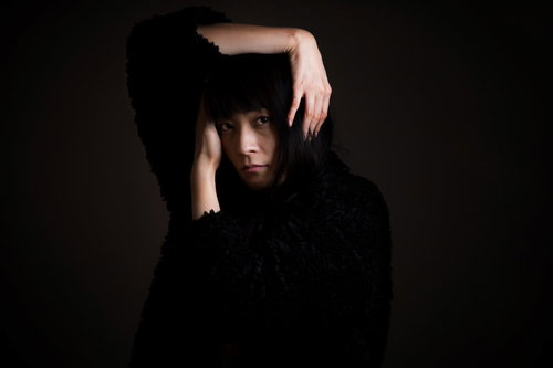 月曜日の気持ちをイメージした無表情の女性