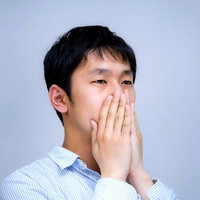 「えっ！私の年収低すぎ？」と目を見開いて驚く男性の写真