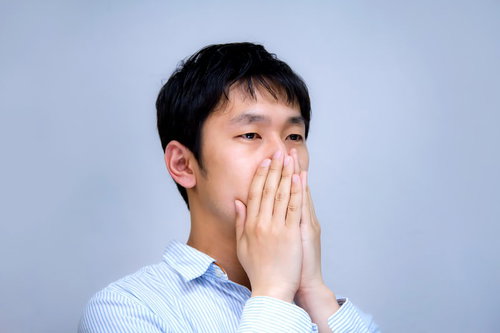 「えっ！私の年収低すぎ？」と目を見開いて驚く男性