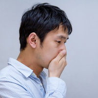 目を見開いて衝撃を受けた表情の男性の写真