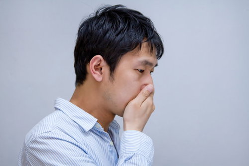 目を見開いて衝撃を受けた表情の男性