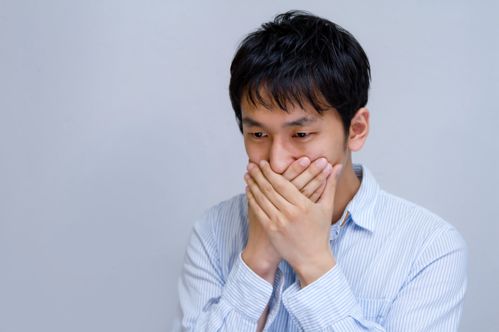 年収の低さに口を開けて驚く男性［モデル：大川竜弥］