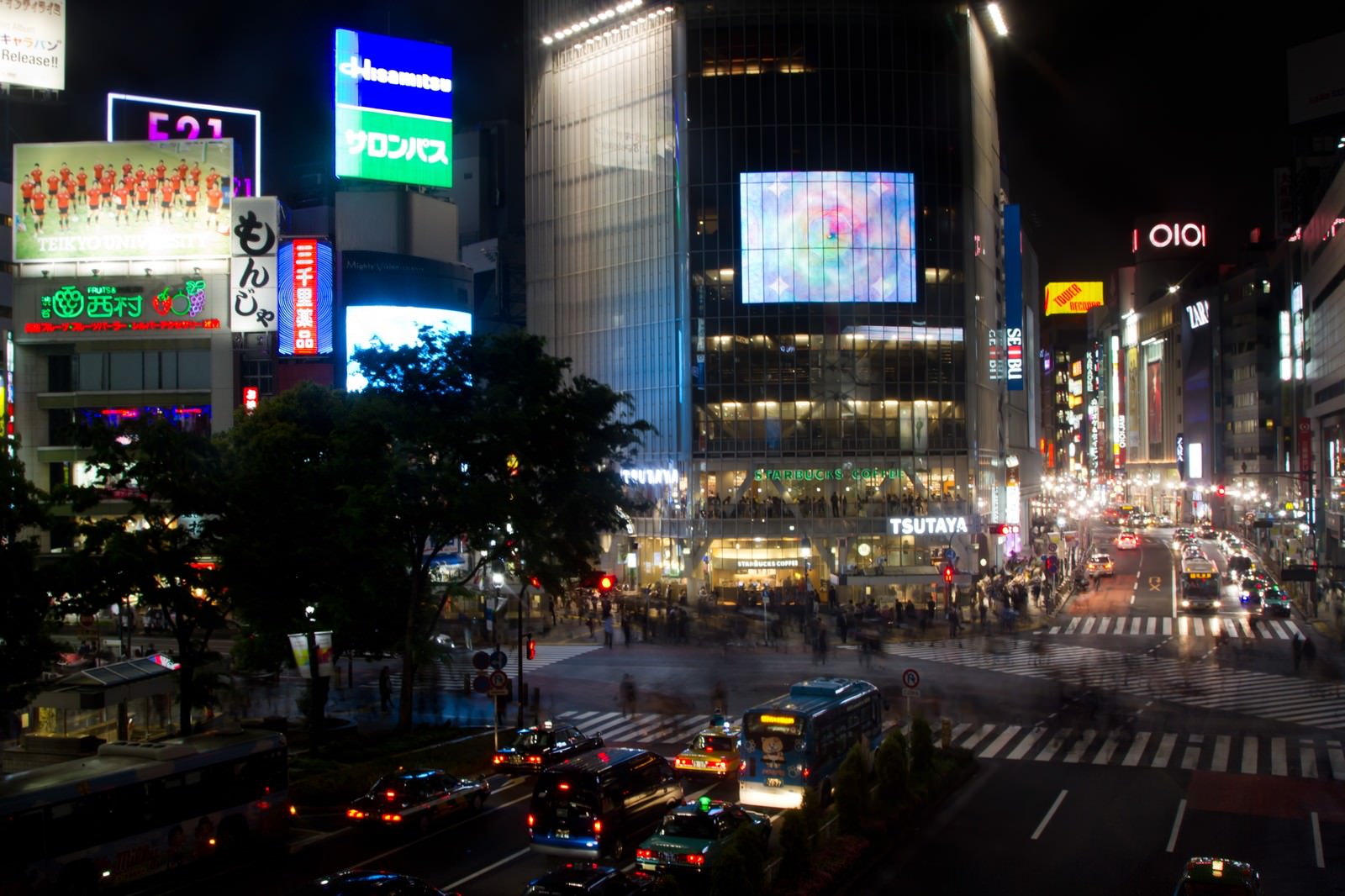 ネオンが光る夜の渋谷交差点