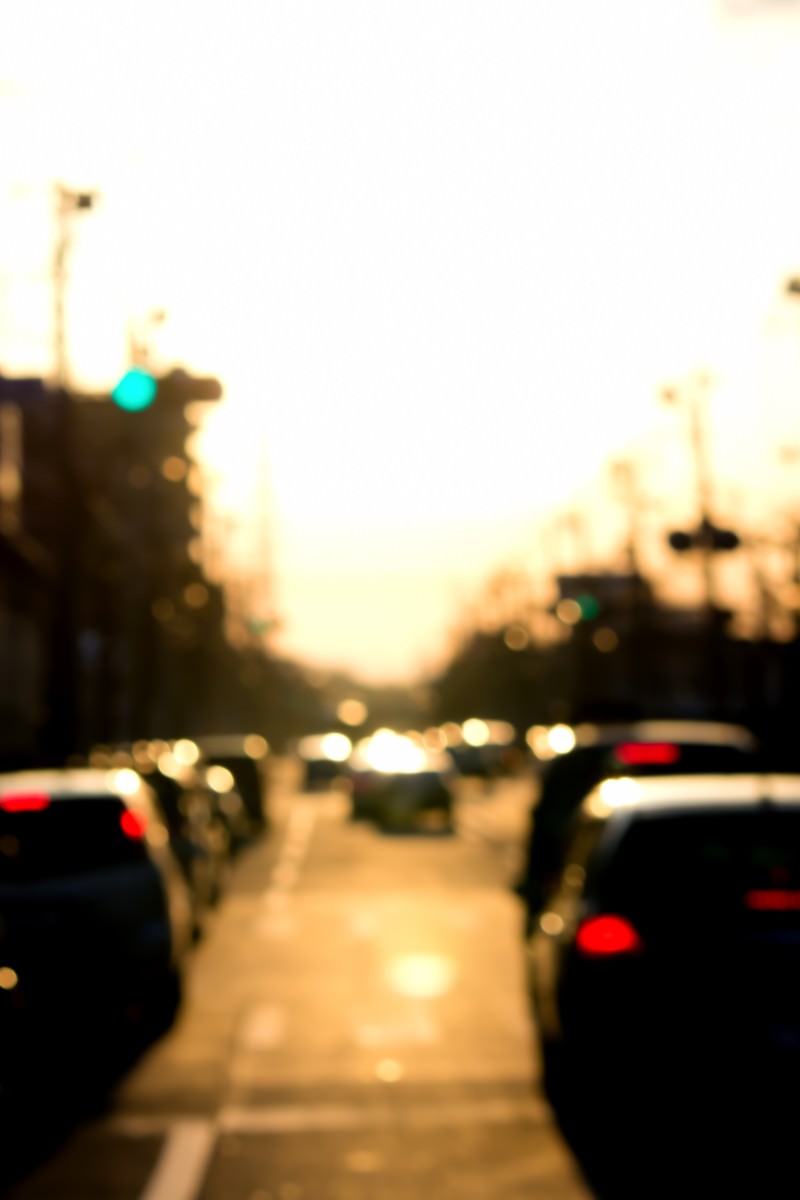 夕焼けの下の混雑する道路