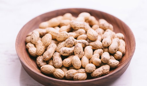 木製ボウルに盛られたピーナッツ、殻付き落花生の食材