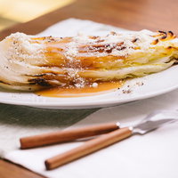 白菜を丸ごと使ったソテー、粉砂糖とシナモンで仕上げたヘルシー料理の写真