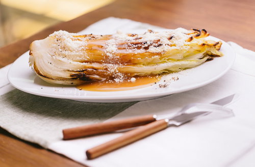 白菜を丸ごと使ったソテー、粉砂糖とシナモンで仕上げたヘルシー料理