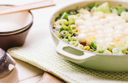 ネギたっぷりの鍋とスープ、白ネギと青ネギが彩る和食の食卓