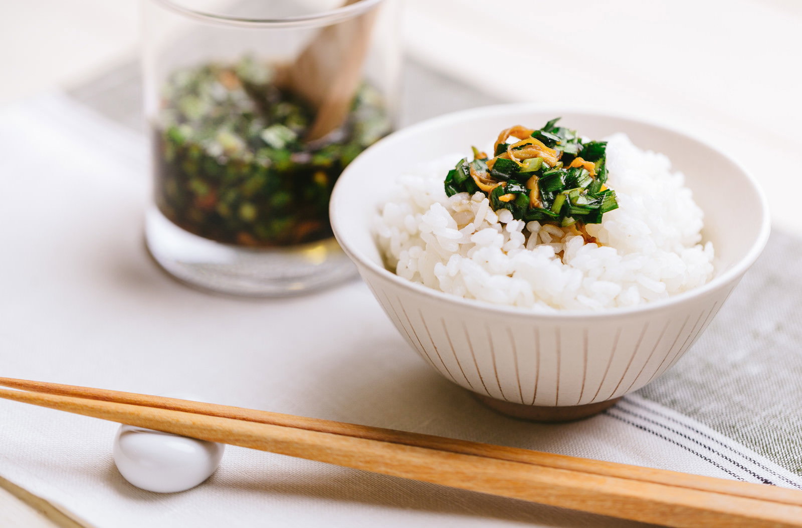 茶碗に盛ったごはんにニラ醤油をのせた料理