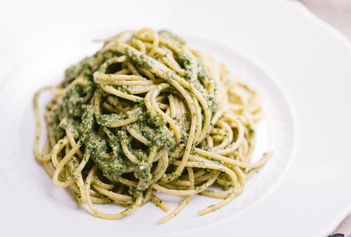 セリが爽やかに香るジェノベーゼ風パスタ、白い皿に盛られたスパゲティ