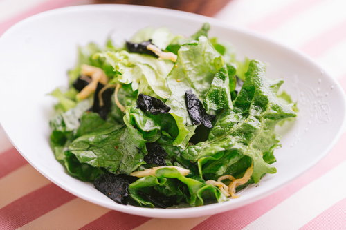 ごま油風味のグリーンサラダ、白い皿に盛り付けた新鮮野菜